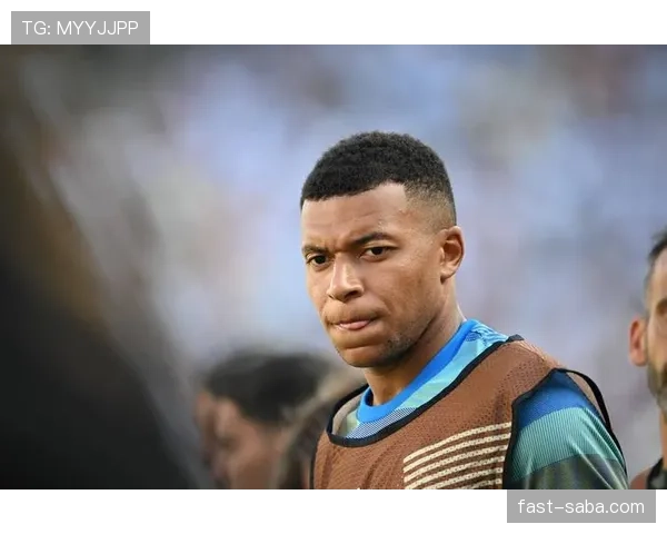 姆巴佩边路与中路表现差异解析：最优战术定位探析